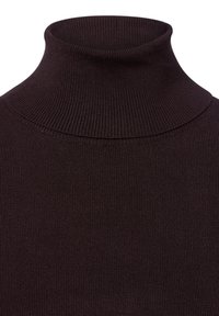 Czarny sweter z prążkowanym kołnierzem o dopasowanym kroju i teksturowanej dzianinie, podkreślający swoją snug i ciepłą konstrukcję.