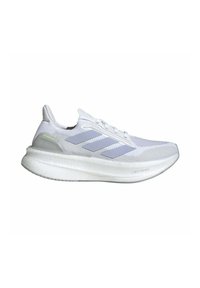 Scarpa sportiva bianca con tomaia in mesh, accenti di un viola chiaro e tre strisce diagonali. Presenta una suola spessa e zigrinata contrassegnata con "Light Boost".