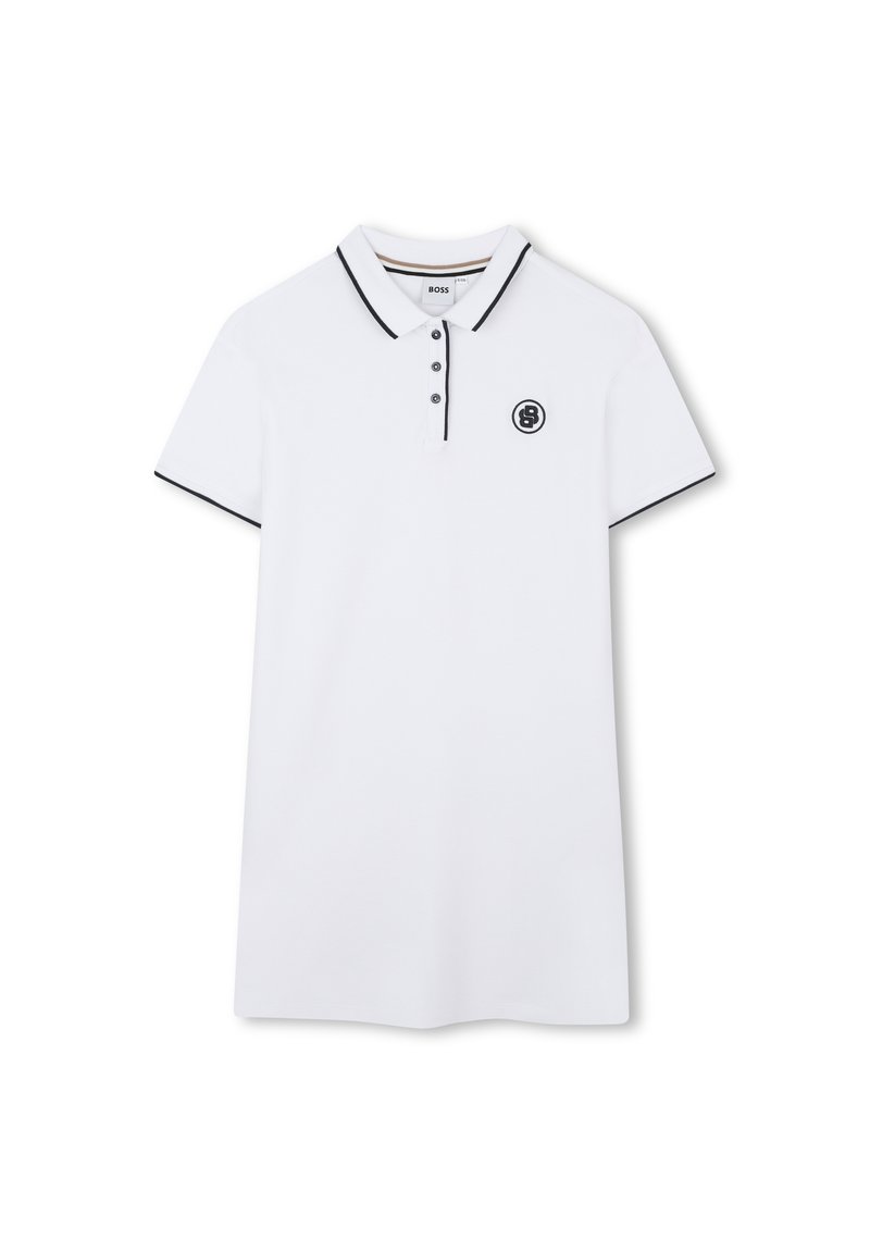 Pólo branco de mangas curtas, com acabamentos pretos no colarinho e nas mangas, placket de três botões e um logótipo circular no lado esquerdo do peito.