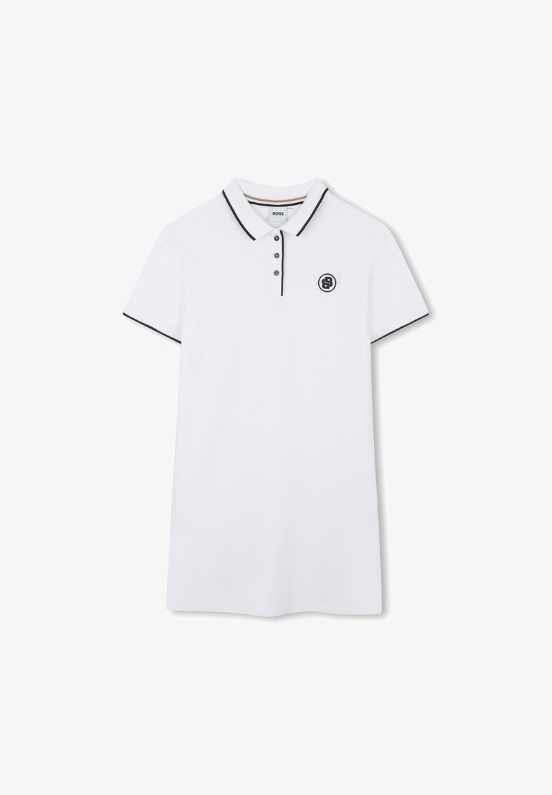 Pólo branco de mangas curtas, com acabamentos pretos no colarinho e nas mangas, placket de três botões e um logótipo circular no lado esquerdo do peito.