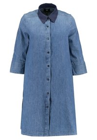 Jeansklänning med mörk krage, knappframsidan, trekvartsärmar och avslappnad passform. Ljust blått tyg med en slät textur.