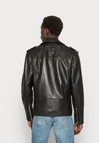 YOUNG POETS Casaco de couro - black