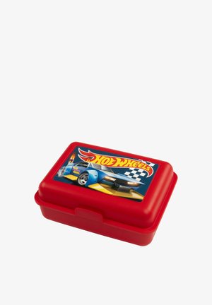 Lunchbox di plastica rossa con un grafico di un'auto sportiva blu, con motivi a scacchi da corsa e il testo "Hot Wheels" sul coperchio.