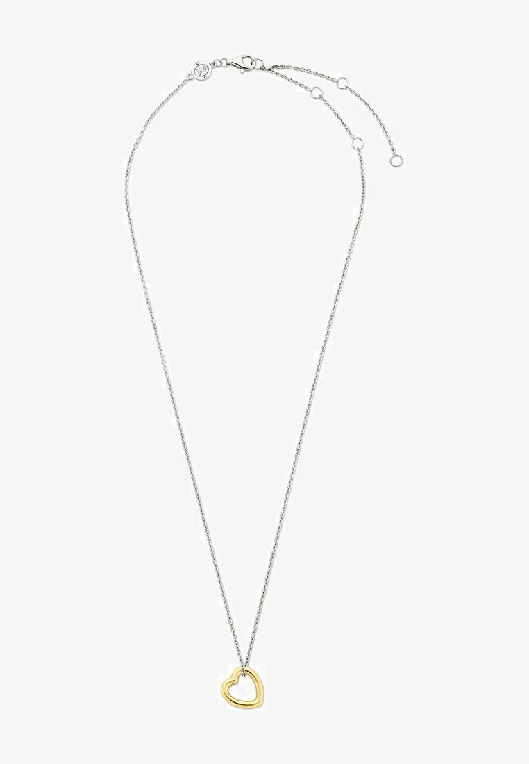 Silberne Halskette mit einem herzförmigen Anhänger in Goldoptik. Die Kette hat eine verstellbare Länge und schließt mit einem Karabinerhaken.
