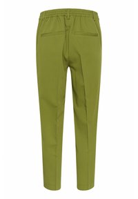 Olivengroene broeken met elastische tailleband, twee achterzakken met bies en recht aflopende pijpen, weergegeven vanaf de achterkant op een witte achtergrond.