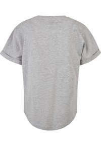 Απλό ανοιχτό γκρι T-shirt με κοντά μανίκια, γυριστά τελειώματα και στρογγυλεμένη κάτω ραφή, εμφανίζεται από πίσω.