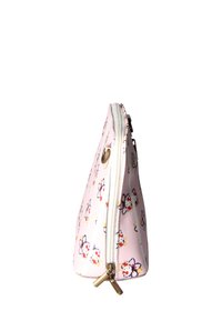Custodia rosa con zip realizzata in materiale testurizzato, con un motivo floreale adornato da piccoli dettagli. La vista laterale mostra la forma triangolare e i dettagli della zip.