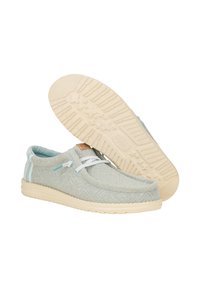 Scarpe in tessuto intrecciato azzurro chiaro con suola in gomma bianca, caratterizzate da punta tonda, design con lacci e una piccola toppa con logo di lato.