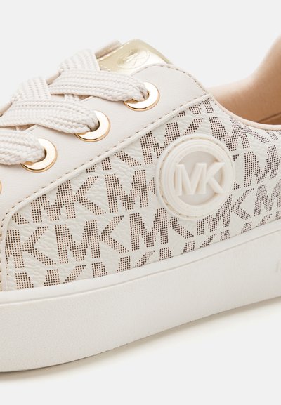 Sneakers i vitt syntetmaterial med guldfärgade detaljer, med en texturerad design av sammanflätade "MK"-mönster och en rund logotypaccent.