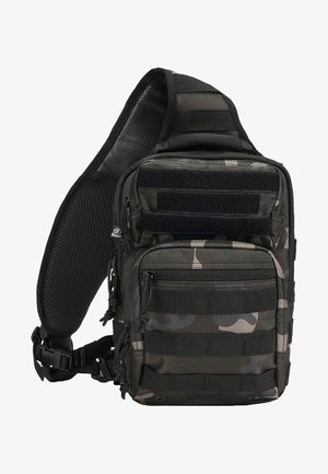 Bolso de bandolera de camuflaje hecho de tela resistente. Cuenta con múltiples bolsillos con cremallera, una correa ajustable y un panel trasero de malla para mayor transpirabilidad.