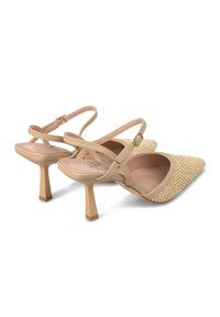 Sandalias de tacón alto beige con puntera afilada, que presentan un texturizado trenzado en la parte delantera y correas en el tobillo, además de un diseño de tacón geométrico.