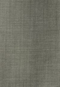 Tela textil gris con una apariencia texturizada y tejida. Presenta un patrón apretado y uniforme, adecuado para tapicería o ropa.