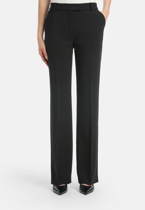 Pantalones negros ajustados con un frente plano, corte recto y dos bolsillos laterales. Fabricados en una tela suave, con una cinturilla que incluye presillas para el cinturón.