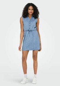 ONLY NORMAL GESCHNITTEN V-AUSSCHNITT MIDI - Haljina od trapera - light blue denim