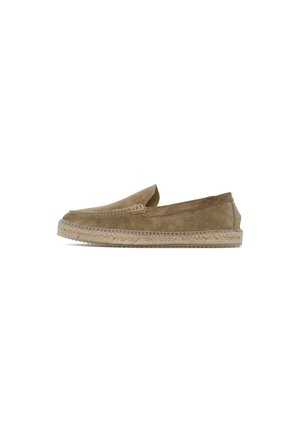 Scarpa slip-on in camoscio marrone chiaro con suola intrecciata in juta e dettagli cuciti lungo i bordi, vista di profilo.