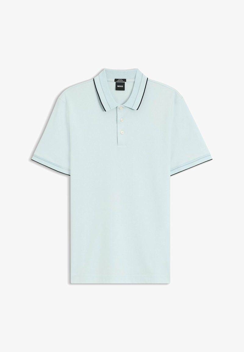 Polo bleu clair à manches courtes avec trois boutons, col texturé et fine bordure noire sur le col et les bords des manches.
