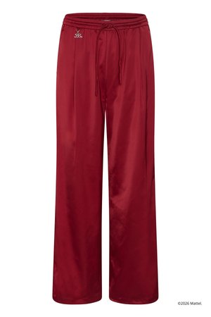 Κόκκινο σατέν παντελόνι με φαρδιά μπατζάκια, ελαστική μέση, κορδόνι και μικρό ασημένιο διακοσμητικό κοντά στην τσέπη.