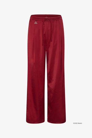 Κόκκινο σατέν παντελόνι με φαρδιά μπατζάκια, ελαστική μέση, κορδόνι και μικρό ασημένιο διακοσμητικό κοντά στην τσέπη.
