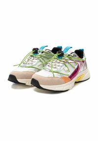 Zapatillas de running multicolores con parte superior de malla, acentos de ante, detalles reflectantes y cordones elásticos verdes. Presentan una suela acolchada y una suela exterior texturizada.