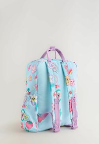 Hellblauer Rucksack mit bunten Cartoonmustern, aus Nylonmaterial, zwei verstellbaren lila Trägern und einem oberen Griff für einfaches Tragen.