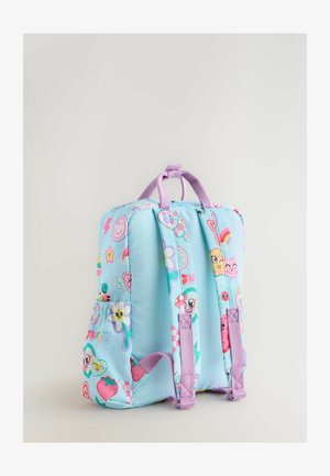 Svetlomodrý batoh s farebnými kreslenými vzormi, nylonový materiál, dve nastaviteľné fialové popruhy a horná rukoväť pre jednoduché nosenie.