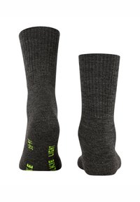 Grå ribbestrikkede sokker med en glatt tekstur, med lyst grønn "LIKE LIGHT" tekst på sålen. Designet inkluderer en høy, tettsittende skaft.