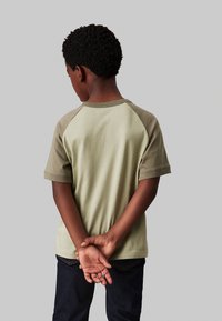 Calvin Klein Jeans Camiseta estampada - misty vale