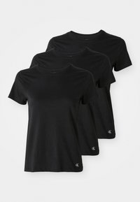 Trois t-shirts noirs à manches courtes empilés en rangée, avec un col rond et un petit logo dans le coin inférieur.