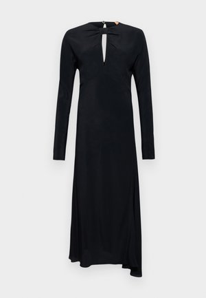 Ilga juoda suknelė, pagaminta iš lygios medžiagos, su raktine iškirpte, ilgomis rankovėmis ir laisvai krentančia sijonu, turinčiu šiek tiek asimetrinį apatinį kraštą.