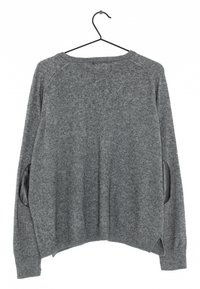 Grå sweater med tekstureret strik, raglanærmer og sorte læderalbueplader. Har en rund halsudskæring og sideslids i kanten.