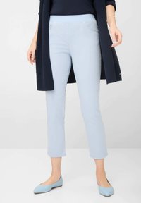 Lichtblauwe, slim-fit broek met een gladde textuur en een middellange taille, voorzien van twee zijzakken en een lichte enkel-lengte zoom.