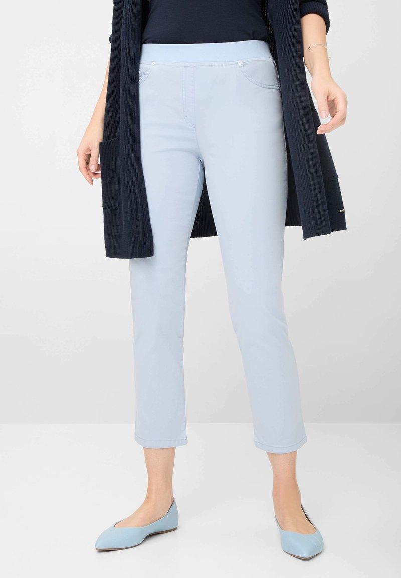 Lichtblauwe, slim-fit broek met een gladde textuur en een middellange taille, voorzien van twee zijzakken en een lichte enkel-lengte zoom.