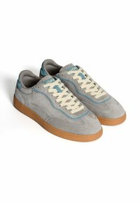 Sneakers in suede grigio con dettagli azzurri, lacci crema e suola in gomma. Presentano una texture liscia e un design slanciato.