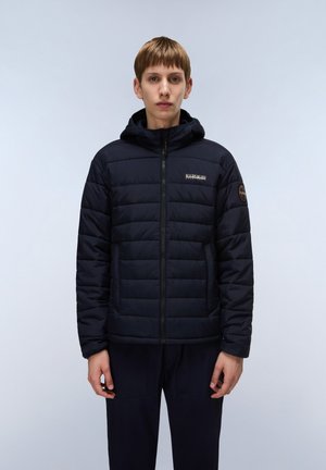 Donkerblauwe pufferjack met een capuchon, voorzien van horizontale gestikte secties en een rits aan de voorkant. Een logo patch is geplaatst op de linkerborst.