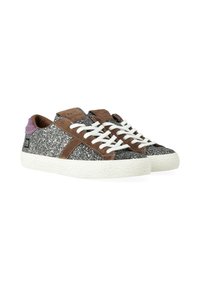 Sneakers neri e argento scintillanti con dettagli in suede marrone, lacci bianchi e una suola in gomma testurizzata. Dettaglio viola sul tallone.