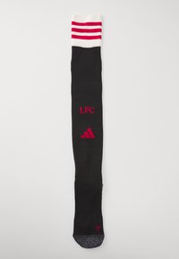 Črne nogavice do kolen z belimi in rdečimi črtami na vrhu, z oznako "LFC" in logotipom Adidas v rdeči barvi. Teksturiran material z sivim petnim delom.
