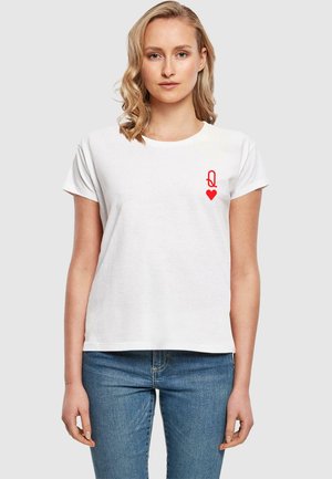 T-shirt en coton blanc à manches courtes, avec un graphique rouge représentant un "Q" et un cœur sur la partie gauche de la poitrine. Design classique à col rond.