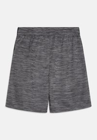 Graue Sportshorts mit einem elastischen Bund, die eine melierte Textur und einen lockeren Schnitt aufweisen. Keine sichtbaren Taschen oder Hardware-Details.