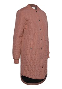 Manteau long matelassé rose poussiéreux avec boutons-pression, poignets côtelés, poches latérales avec pressions et ourlet arrondi avec doublure intérieure noire.