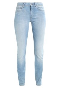 Vaqueros ajustados de color azul claro, hechos de denim, con un lavado desvaído, diseño clásico de cinco bolsillos, pasadores para cinturón y cierre de botón en la parte delantera.