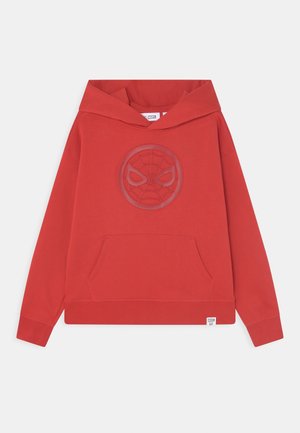 Rød hættetrøje med frontlomme og præget Spider-Man ansigtslogo centreret på brystet, samarbejdsmærke mellem Marvel og GAP.