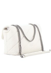 Borsa a tracolla in pelle bianca trapuntata con catena in tono argentato. Caratterizzata da una chiusura a scatto e un logo goffrato discreto sul fronte.