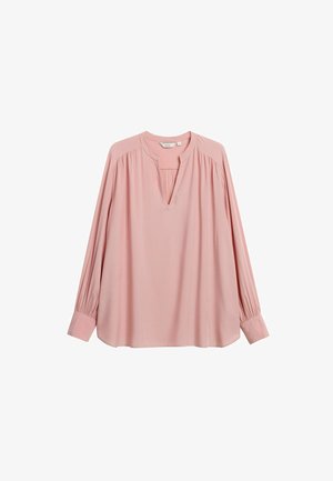 Lyserød langærmet bluse med rynkede skuldre, V-formet udskæring og brede manchetter, vist på en hvid baggrund.