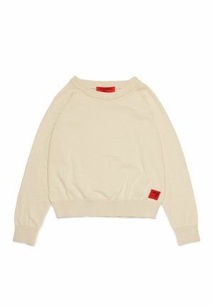 Maglione color crema a maniche lunghe con polsini e orlo a coste, con etichette rosse del marchio sul collo e nella parte inferiore laterale.