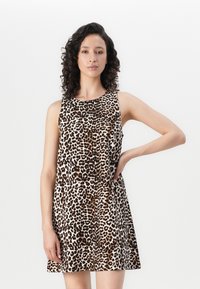 Leopardmönstrad ärmlös klänning i beige och brunt. Tillverkad av mjukt tyg, den har en rund halsringning och en utsvängd kjol.