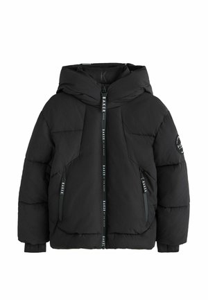 Schwarze Steppjacke mit Kapuze, Frontreißverschluss, zwei Reißverschlusstaschen und "BAKER" Branding an den Reißverschlüssen und dem Patch am linken Ärmel. Keine sichtbaren Personen.