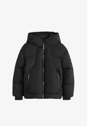 Schwarze Steppjacke mit Kapuze, Frontreißverschluss, zwei Reißverschlusstaschen und "BAKER" Branding an den Reißverschlüssen und dem Patch am linken Ärmel. Keine sichtbaren Personen.