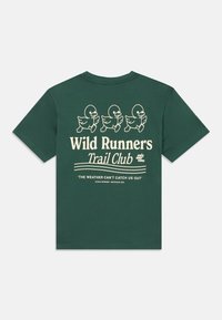 Zielona bawełniana koszulka z krótkim rękawem, z grafiką na plecach przedstawiającą trzy kreskówkowe kaczki oraz napisem "Wild Runners Trail Club" w kremowym kolorze.