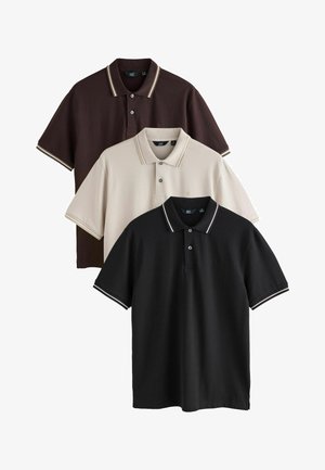 Tre polo shirts i mørkebrun, beige og sort; korte ærmer, krave med kontraststribe, to knapper, broderet logo på brystet.