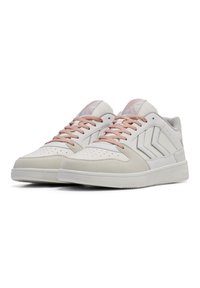 Vita sneakers med ljusrosa snören, i mocka och läder, med perforerad tå och sidopaneler i form av en chevron. Platta gummisulor.